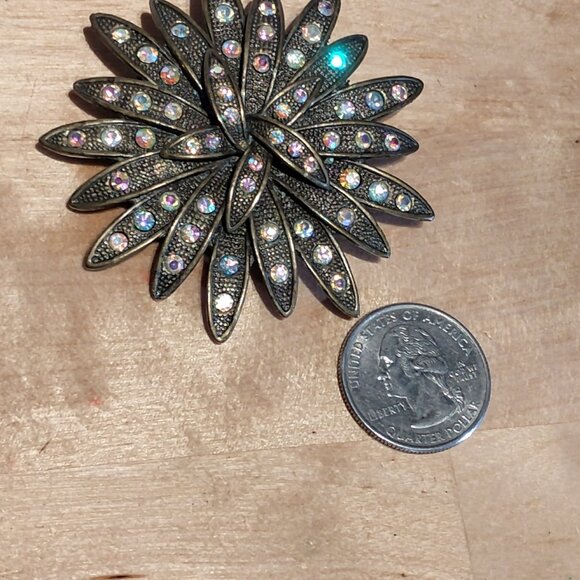 Vintage rhinestone brooch Dahlia with rainbow rhinestone - Picture 3 of 3